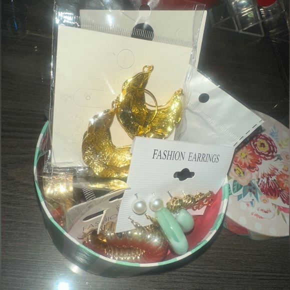 22 Piece Beautiful Fashion Jewelry Bundle of Earrings & Rings - Picture 4 of 5